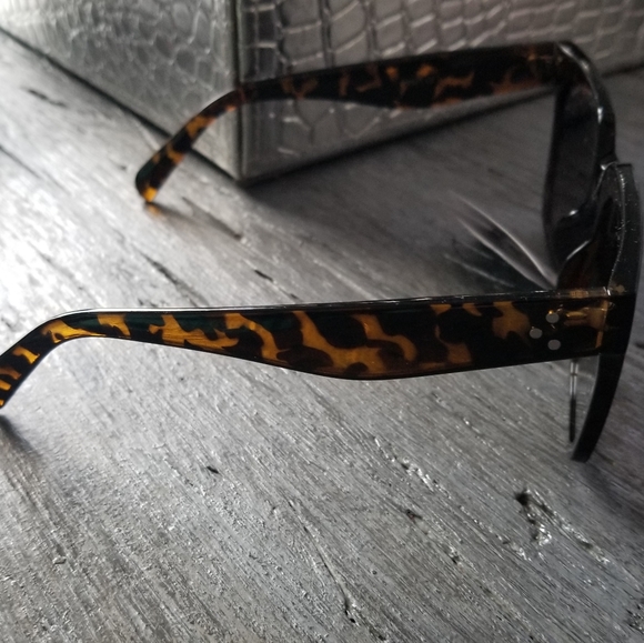 Women Luxury Sunglasses - Picture 6 of 7